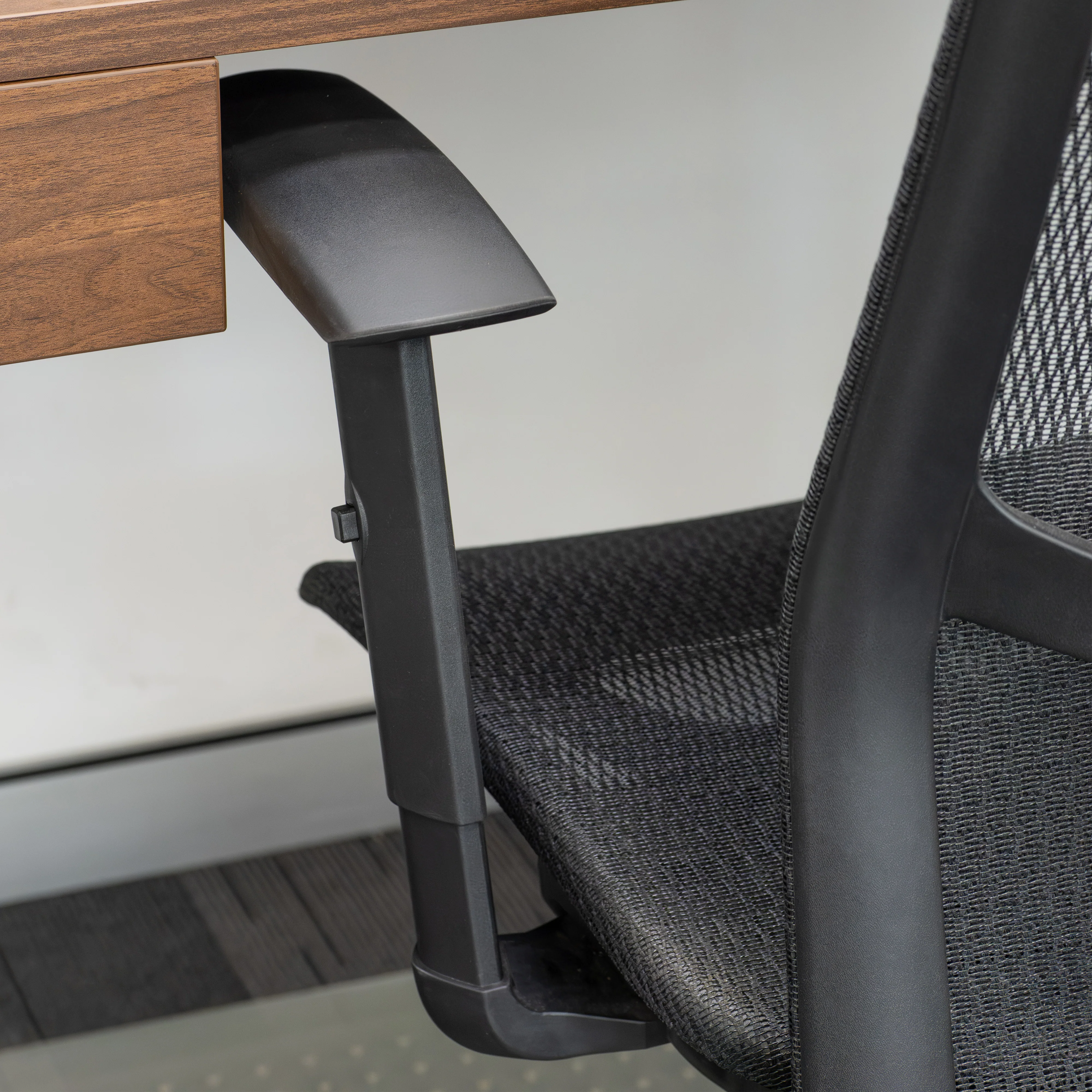 Desky Adjustable High Back Mesh Chair - Image 7