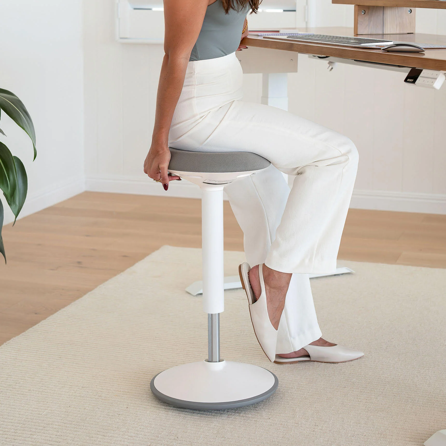 Desky Sit Stand Motion Stool - Image 3
